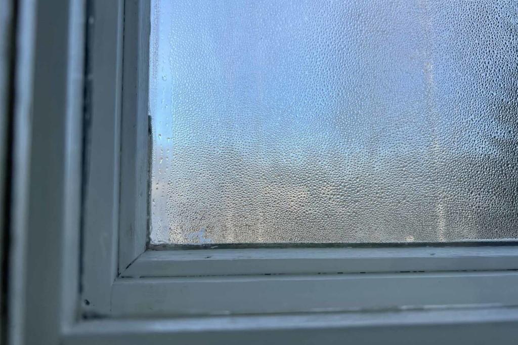 Ikkunat huurtuvat - mistä on kyse? Kosteus sisäpinnalla johtuu eri syystä kuin kosteus ikkunan välissä. Kosteutta ikkunan välissä kuvassa.