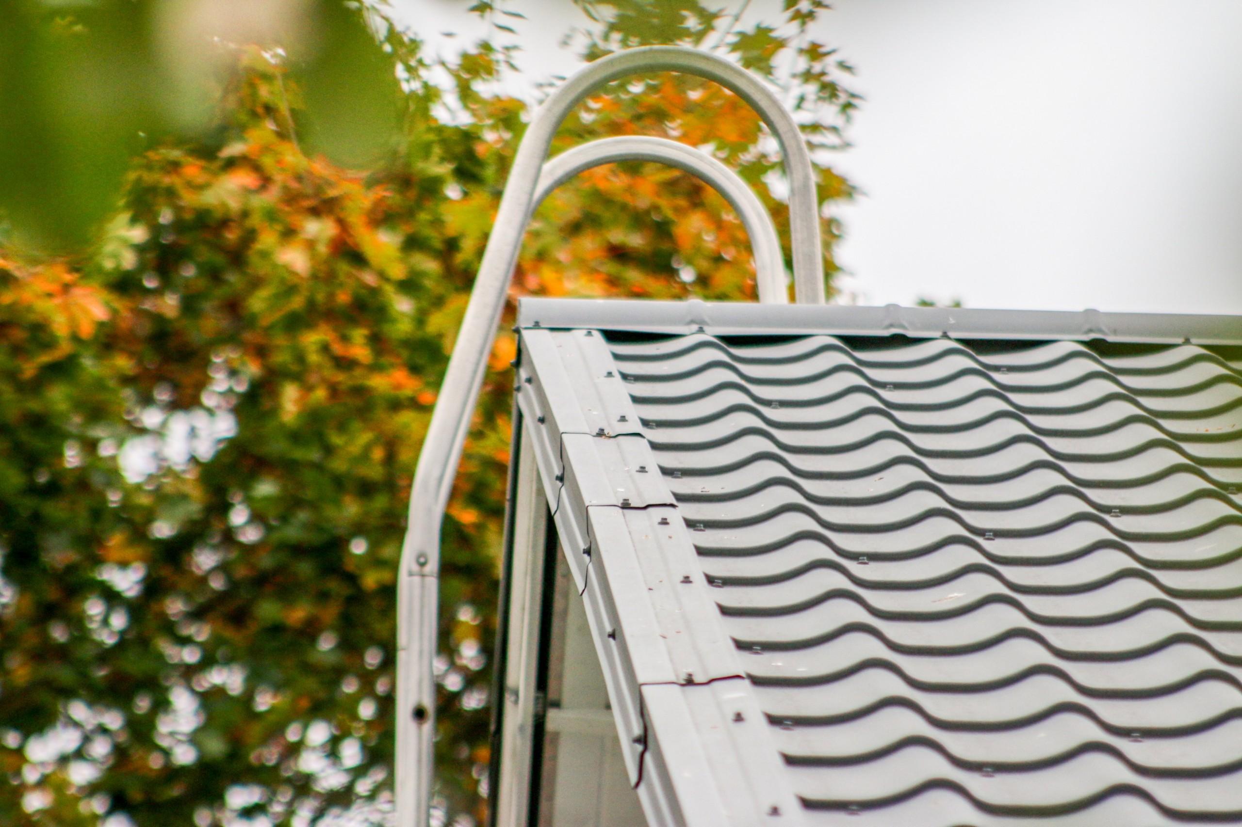 Maalatuissa peltikatoissa katteen ikää voidaan jatkaa säännöllisillä huoltomaalauksilla.  