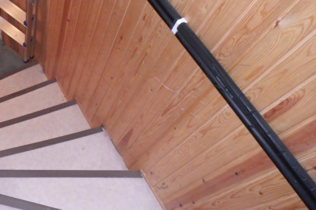 Lattiapinnan alta puolelta lähtevä väliseinä on riskirakenne. Rakennetta on käytetty useilla vuosikymmenillä. Kuvassa portaikon seinää.