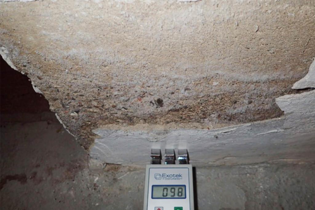 Kuntotarkastuksessa käytettävä mittari näyttää, että rintamamiestalon kellarin seinien alaosissa on kosteutta. Raksystems