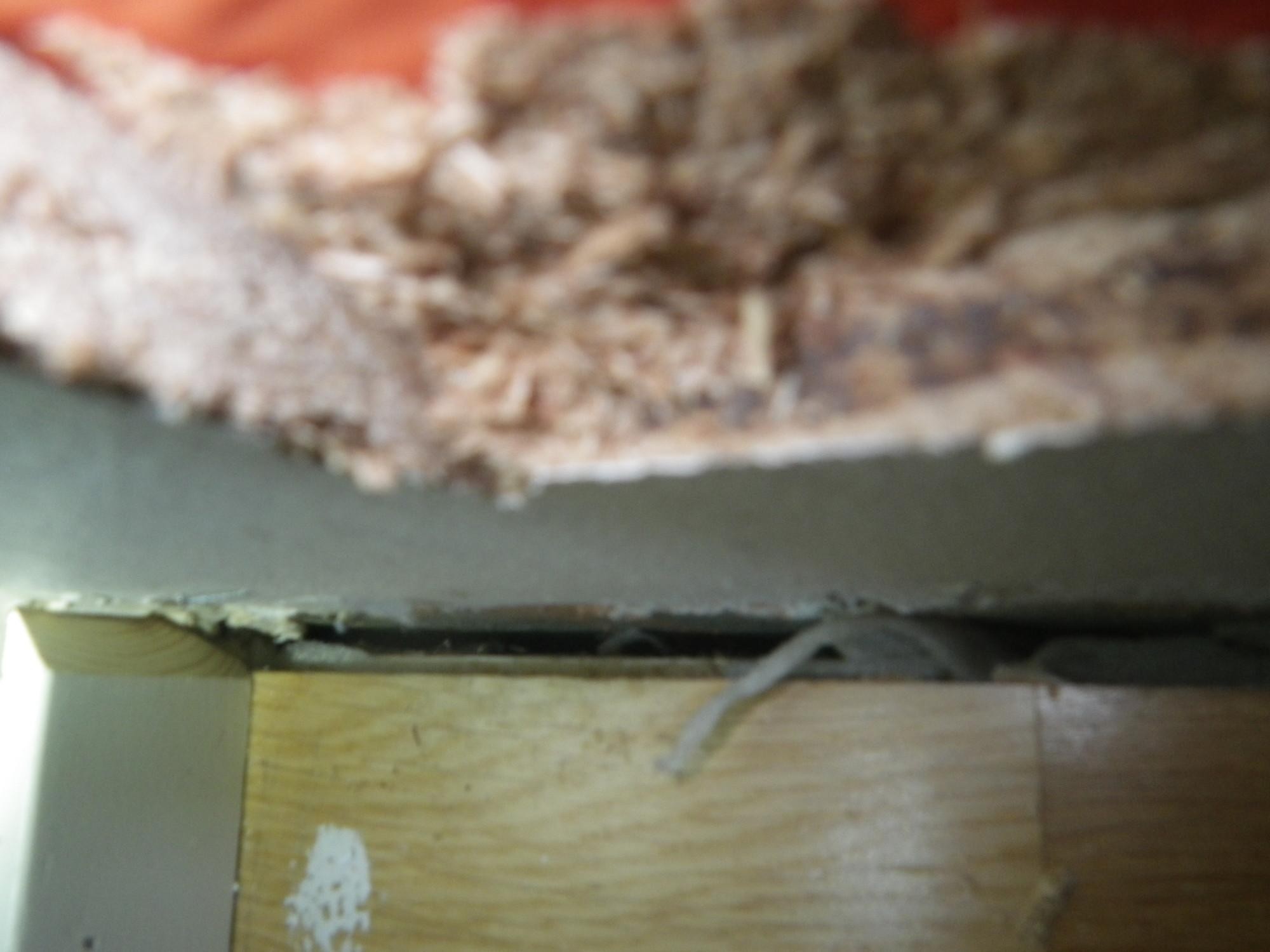 Rako alapohjan betonilaatan ja puurakenteisen ulkoseinän levyn välillä