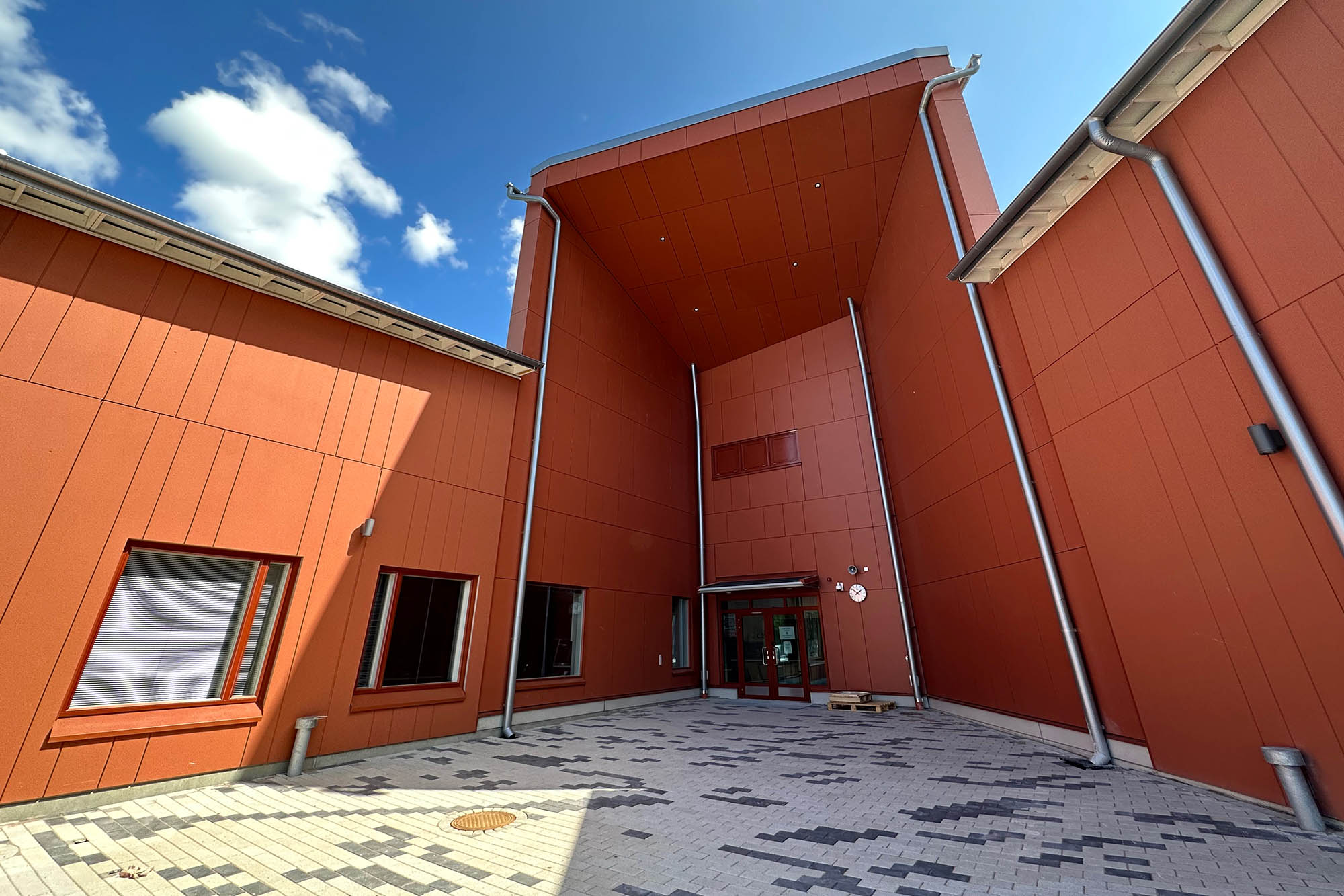 Raksystems vastasi Turengin koulukeskus Välkyn rakentamisen projektinjohdosta, sähkövalvonnasta sekä kosteuden- ja puhtaudenhallinnasta.